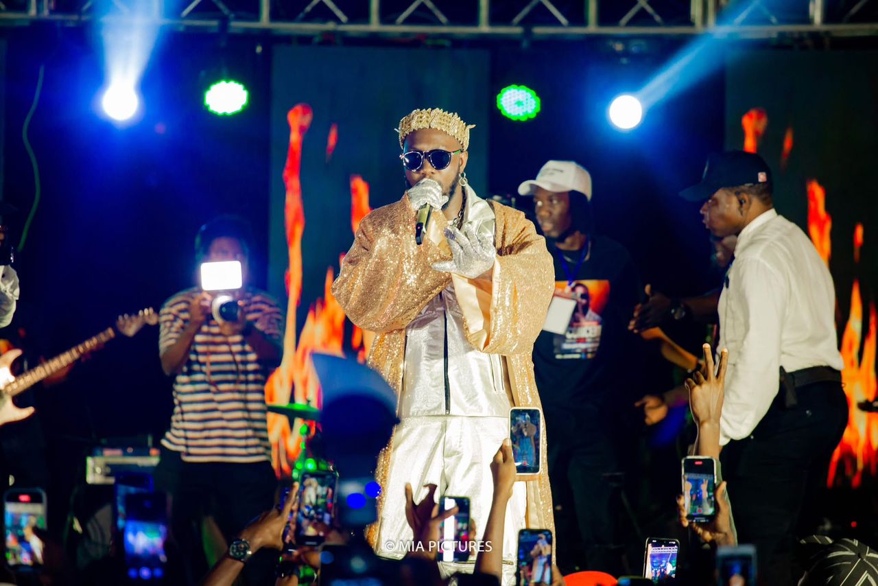 Siano Babassa lors de son premier grand concert à Bamboo Numérik à Cotonou, devant 5000 spectateurs.