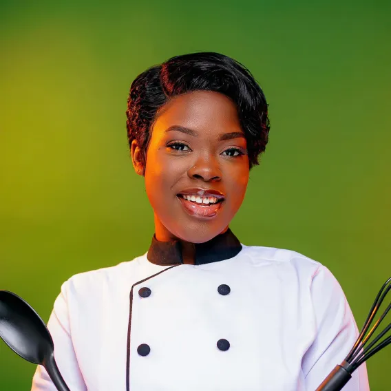 La cheffe béninoise Keith Sonon, alias “L’Amazone en Cheffe”, vise le Guinness World Records du plus long marathon culinaire en décembre 2025